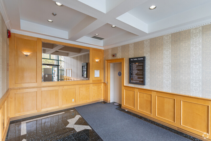 1200 Lynn Valley Rd, North Vancouver District, BC for lease - Lobby - Image 3 of 8