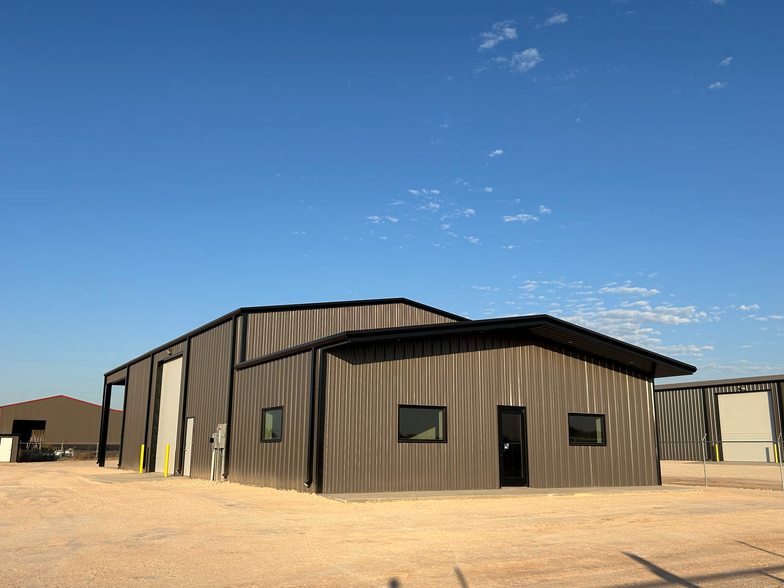 5202 E East County Rd, Midland, TX for lease - Building Photo - Image 1 of 23