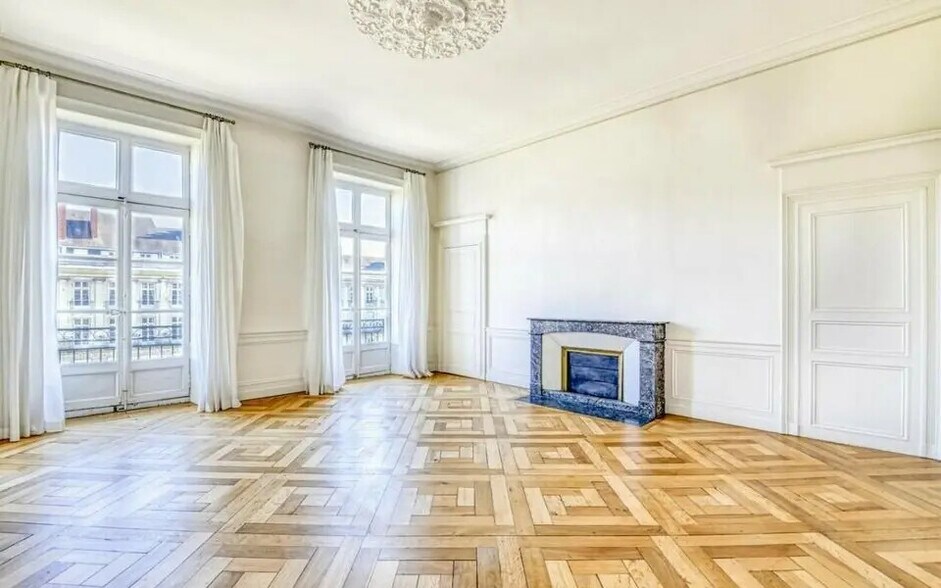 Office in Paris for lease - Interior Photo - Image 1 of 7