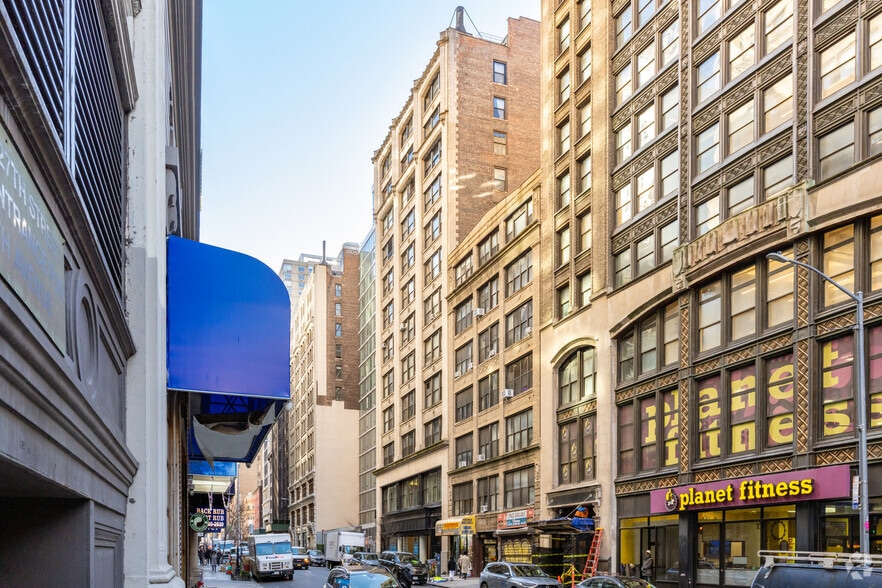 144-152 W 27th St, New York, NY for lease - Building Photo - Image 2 of 9