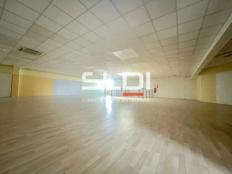 Retail in Valence for lease - Interior Photo - Image 2 of 7