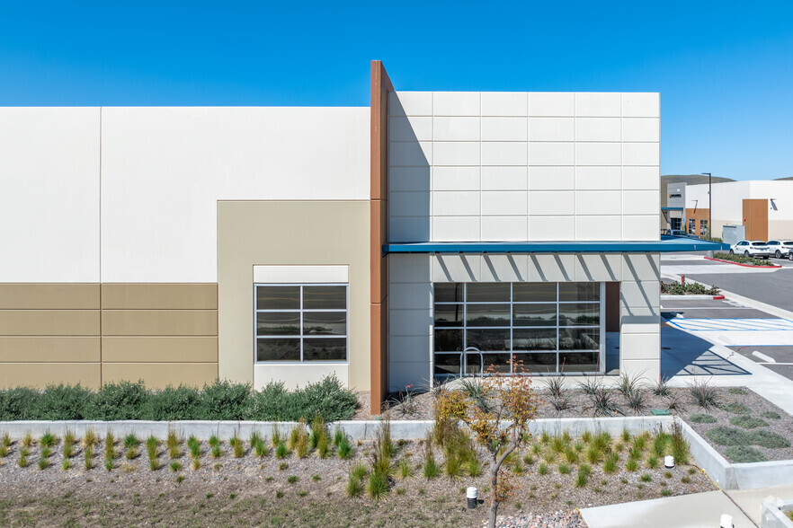 37359 Industry Way, Murrieta, CA for lease - Building Photo - Image 3 of 7