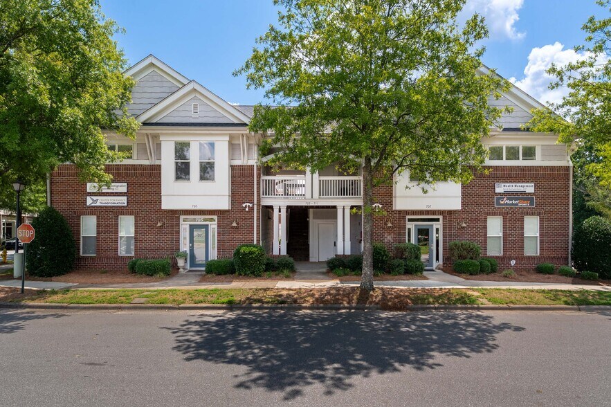 705-711 Peninsula Dr, Davidson, NC for sale - Building Photo - Image 1 of 27