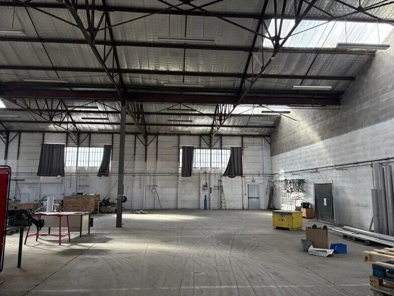 Flex in Feyzin for lease - Interior Photo - Image 1 of 7