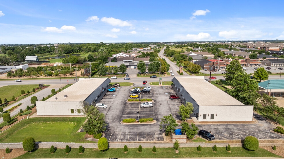 2212 S Walton Blvd, Bentonville, AR for lease - Building Photo - Image 3 of 14