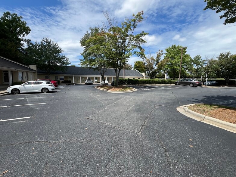 9710-9718 Sam Furr Rd, Huntersville, NC for lease - Building Photo - Image 2 of 4