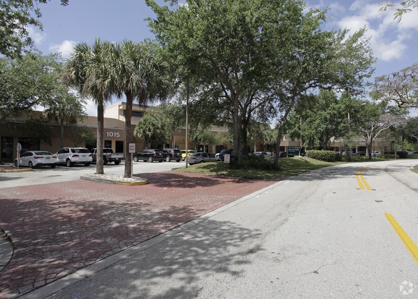 1001-1015 W Newport Center Dr, Deerfield Beach, FL for lease - Primary Photo - Image 1 of 9