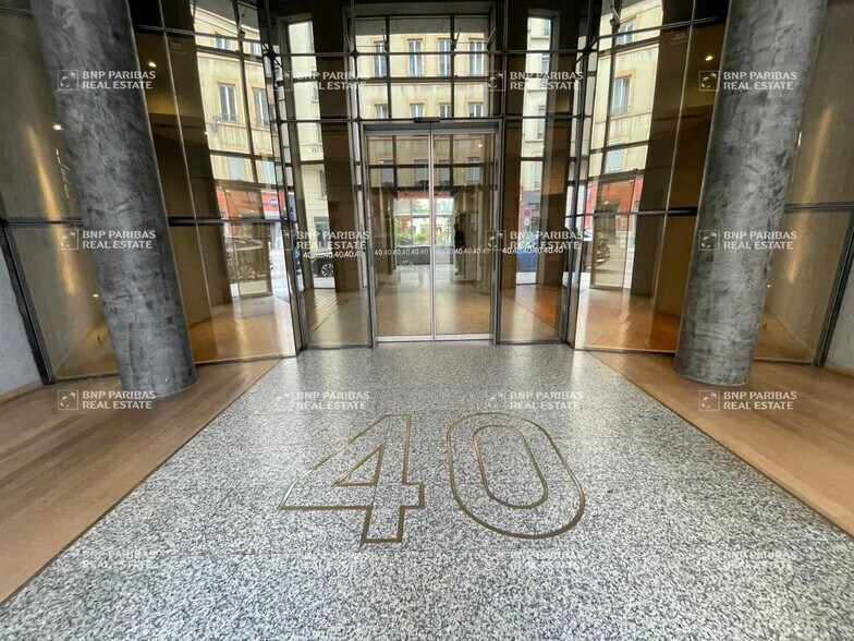 Office in Lyon for lease - Lobby - Image 3 of 10