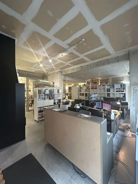Retail in Paris for lease - Building Photo - Image 3 of 4