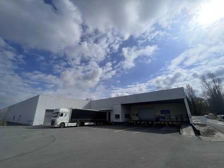 Flex in Carbon-Blanc for lease - Building Photo - Image 1 of 8