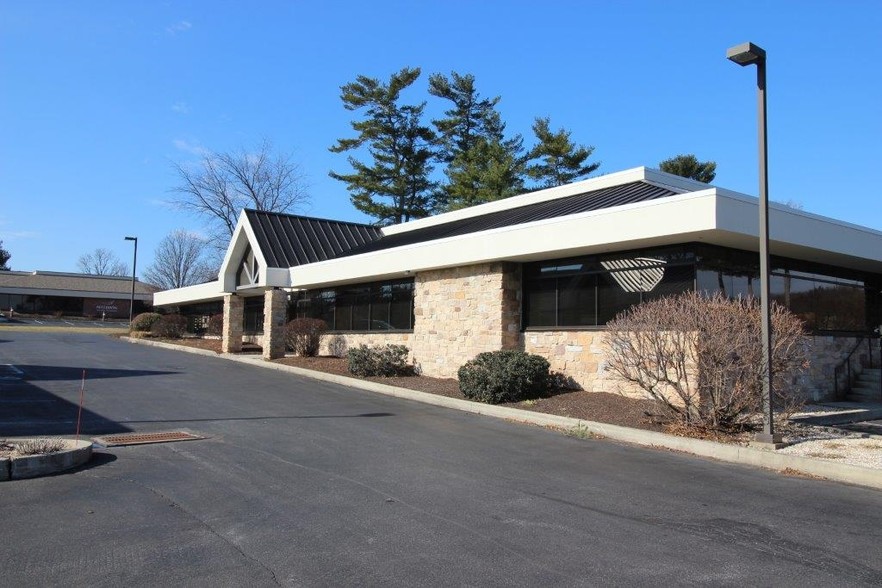 10 Commerce Dr, Wyomissing, PA for lease - Building Photo - Image 2 of 4