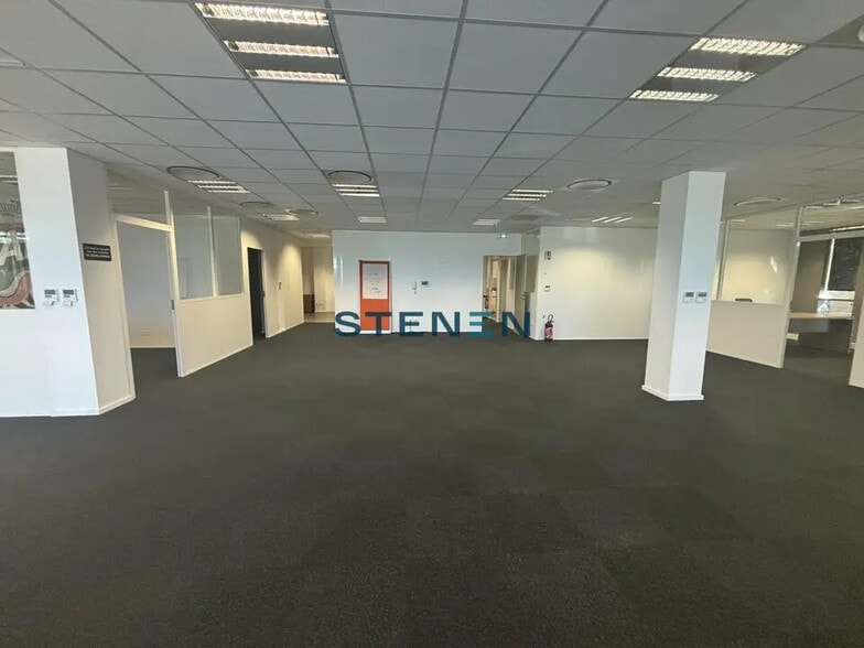 Office in Marseille for lease - Interior Photo - Image 2 of 5