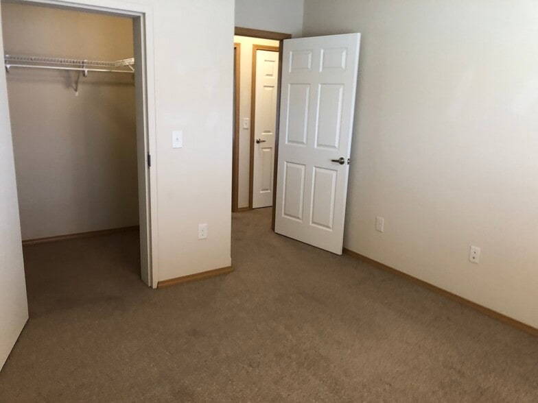 201 E Karla Ave, Haysville, KS for sale - Interior Photo - Image 2 of 4