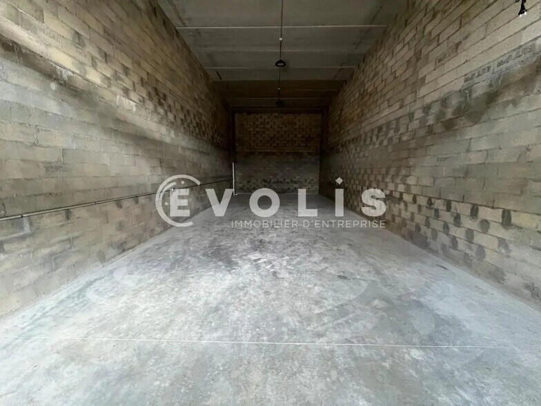 Flex in Cesson for lease - Interior Photo - Image 2 of 3