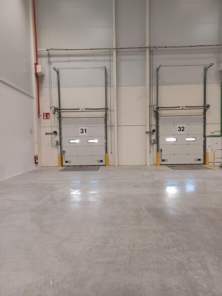 Industrial in Dos Hermanas for lease - Building Photo - Image 3 of 10