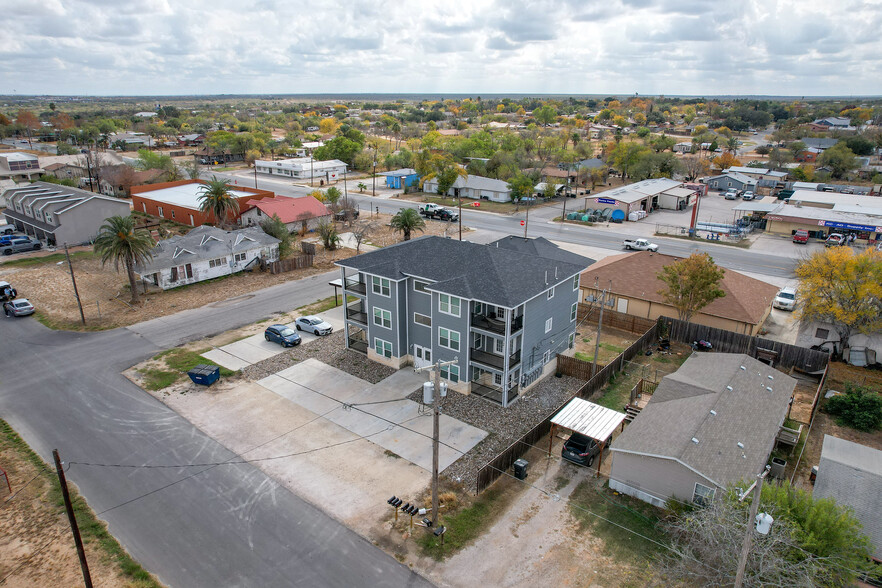 1200 W Houston St, Carrizo Springs, TX for sale - Building Photo - Image 3 of 19