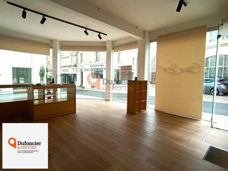 Office in Poitiers for lease - Interior Photo - Image 2 of 8