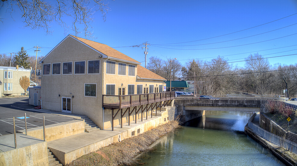 127 Bridge St, Mont Clare, PA for sale - Building Photo - Image 1 of 1