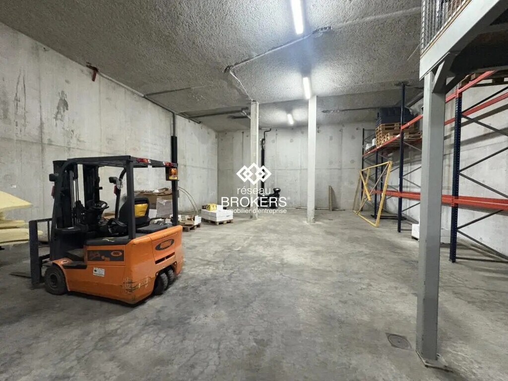 Location Entrepôt 168 m² - Photo 1