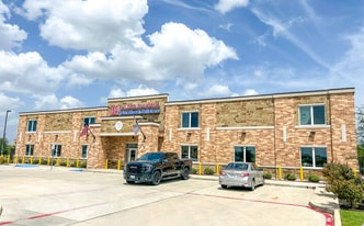 7.5% Cap | Multi-Tenant NNN | Hwy Frontage - NNN Property