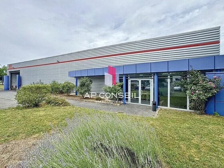 Office in Houdan for lease - Building Photo - Image 2 of 9