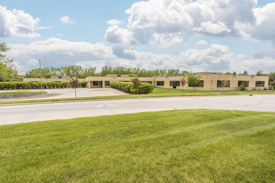 13300 Hickman Rd, Clive, IA for lease - Building Photo - Image 1 of 7