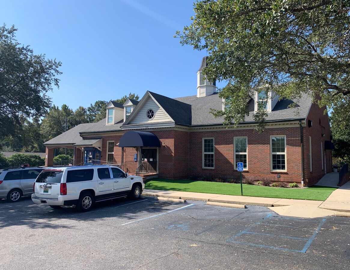 720 Hillcrest Rd, Mobile, AL 36695