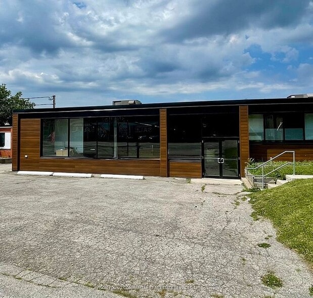 894 Caledonia Rd, Toronto, ON for lease - Building Photo - Image 2 of 9