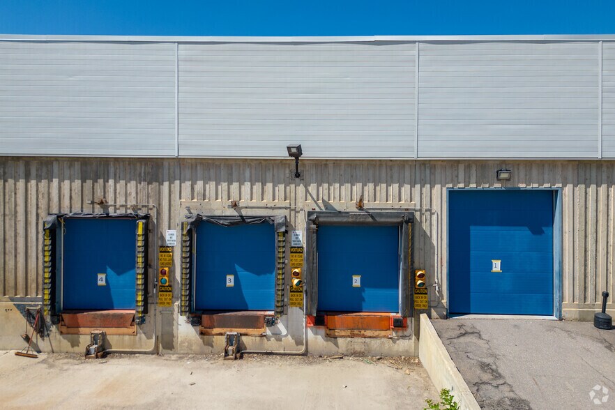 5550 Skyline Way NE, Calgary, AB for sale - Building Photo - Image 2 of 8