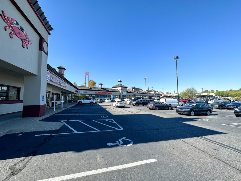 2301-2379 Buttermilk Xing, Crescent Springs, KY for lease - Building Photo - Image 1 of 6