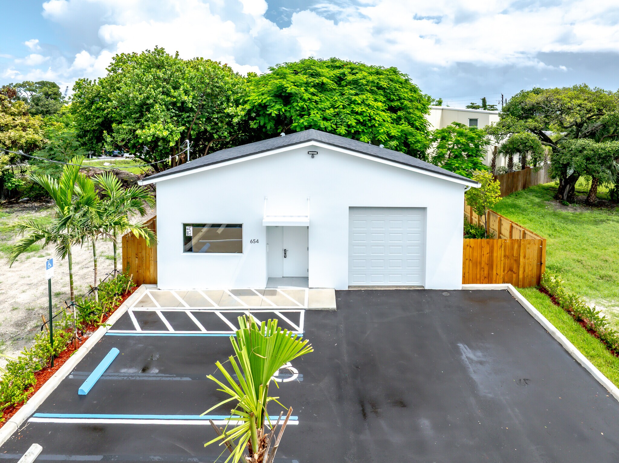 654 NW 22nd Rd, Fort Lauderdale, FL for lease Building Photo- Image 1 of 8