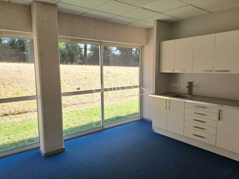 Office in Carquefou for lease - Interior Photo - Image 3 of 5