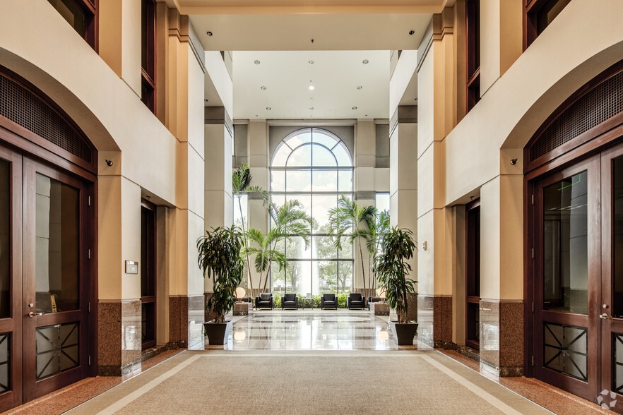 1900 Summit Tower Blvd, Orlando, FL for lease - Lobby - Image 2 of 3