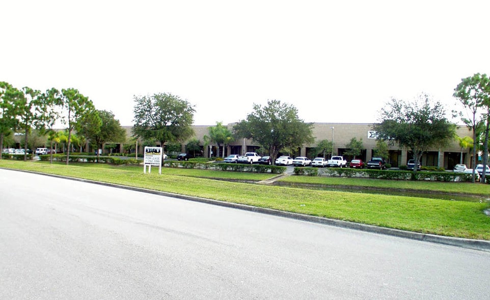 751 North Dr, Melbourne, FL for lease - Building Photo - Image 2 of 9