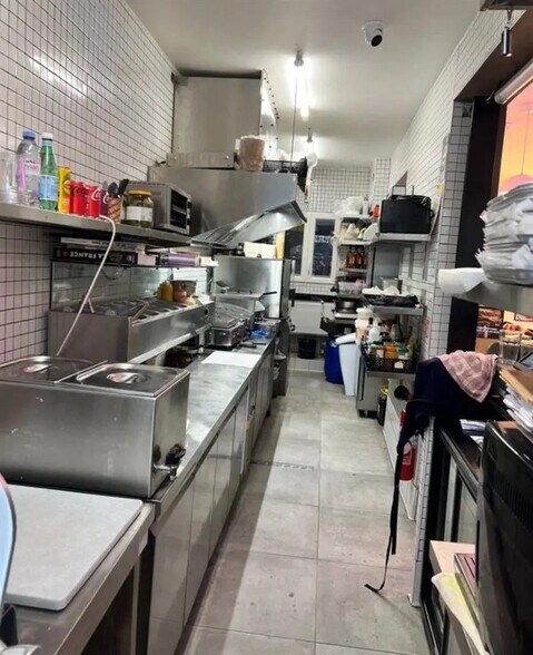 Retail in Paris for lease - Interior Photo - Image 2 of 2