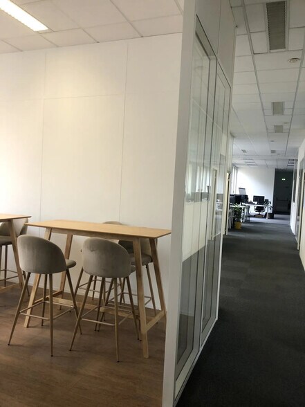 Office in Bordeaux for lease - Interior Photo - Image 3 of 13