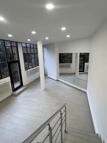 Office in Paris for lease - Building Photo - Image 1 of 5