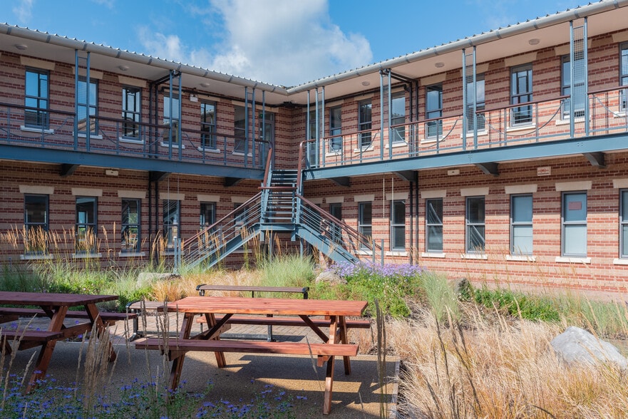 200-240 Park Ave, Almondsbury for lease - Building Photo - Image 2 of 7