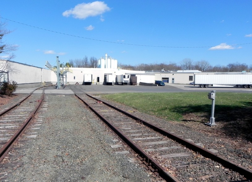 128 Old Brickyard Ln, Berlin, CT for lease - Building Photo - Image 2 of 13