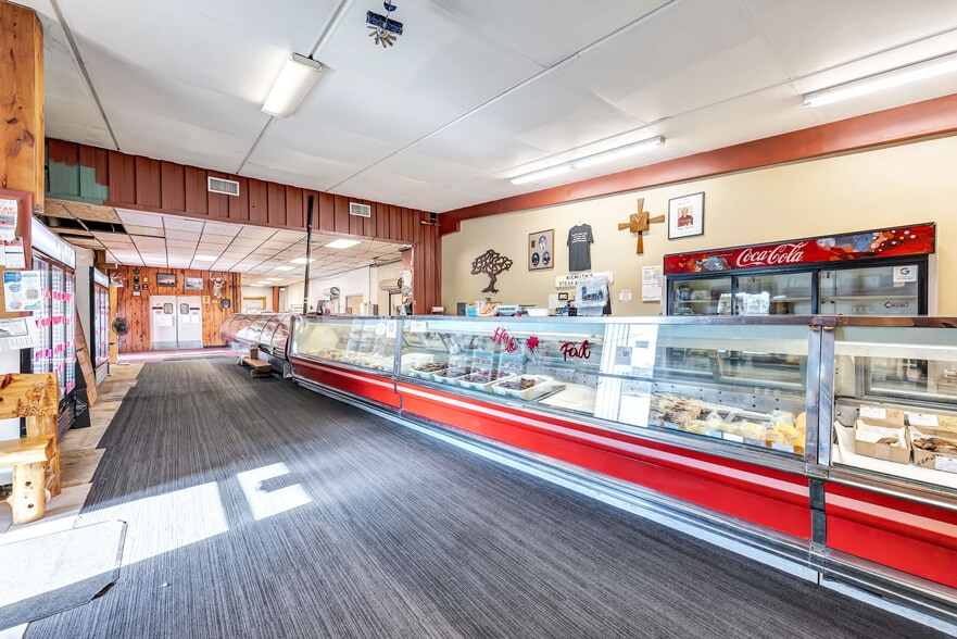 715 Redfield St, Waupaca, WI for sale - Interior Photo - Image 3 of 11