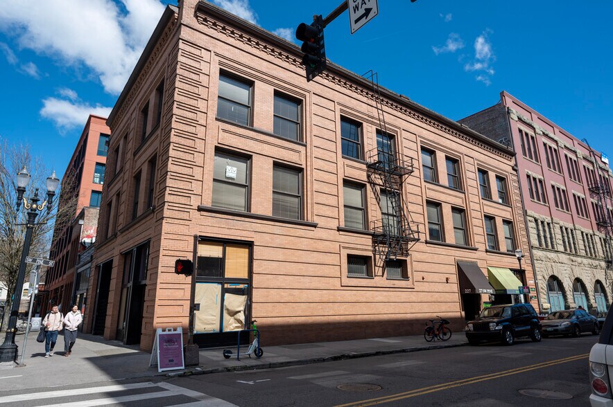 221-277 SW Pine St, Portland, OR for sale - Building Photo - Image 1 of 1