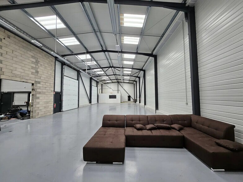 Flex in Montereau-Fault-Yonne for sale - Building Photo - Image 2 of 5