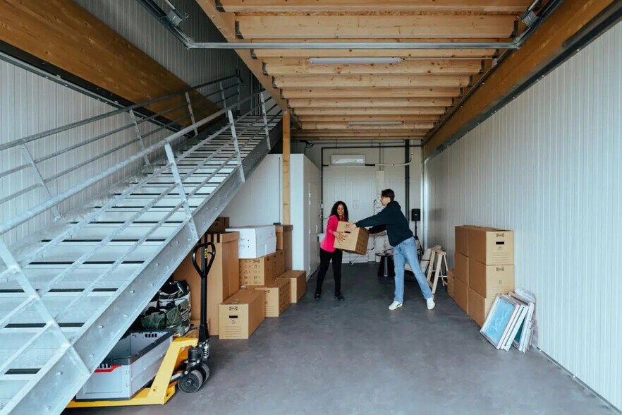 Flex in Niort for lease - Building Photo - Image 2 of 14