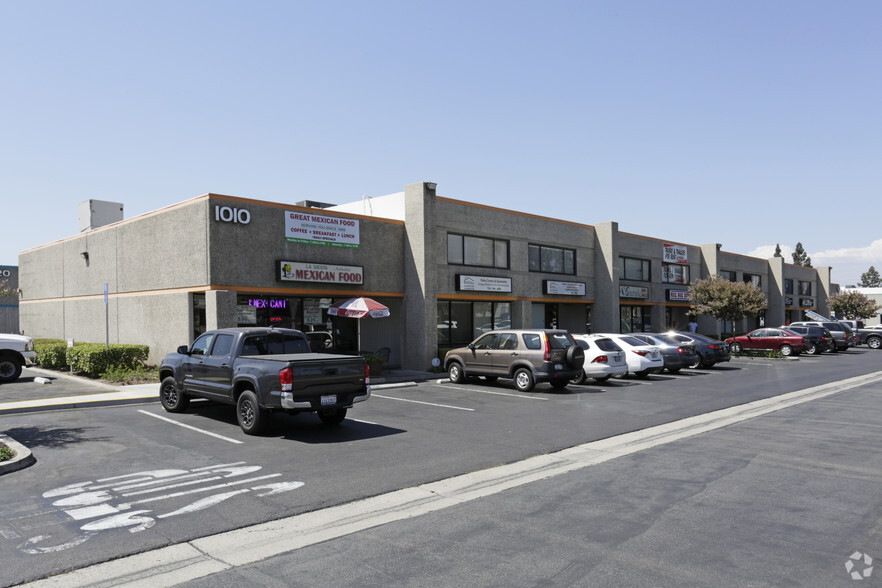 1010 N Batavia St, Orange, CA for lease - Primary Photo - Image 1 of 8