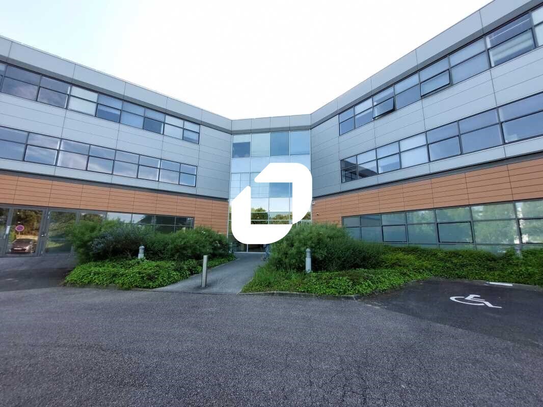 Flex in Élancourt for lease Building Photo- Image 1 of 18