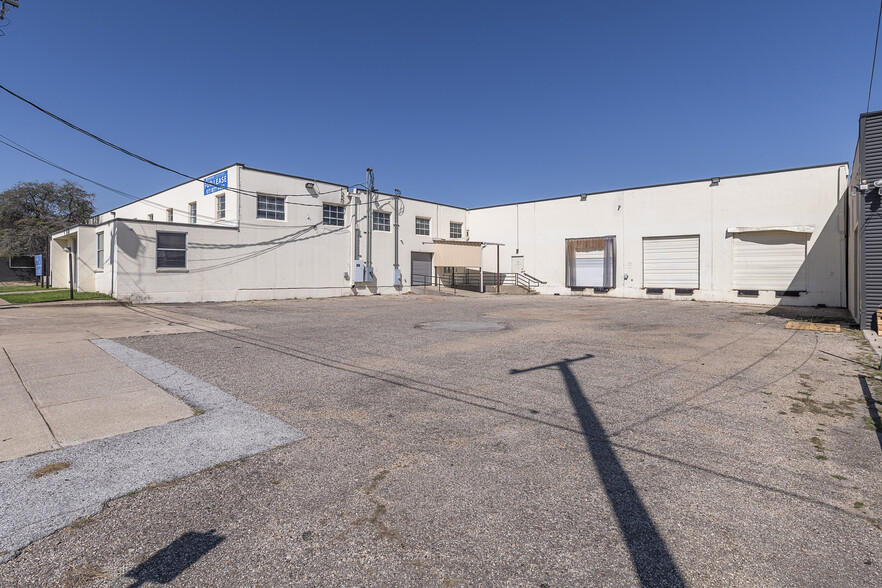 2920 Shotts St, Fort Worth, TX for lease - Building Photo - Image 2 of 24