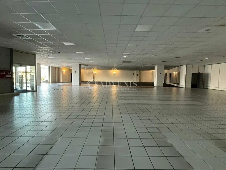 Retail in Fleury-les-Aubrais for lease - Interior Photo - Image 3 of 12