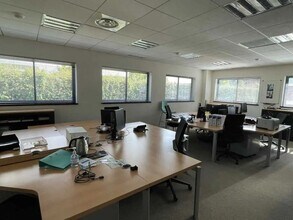 Office in Lacroix-Saint-Ouen for lease Interior Photo- Image 2 of 12