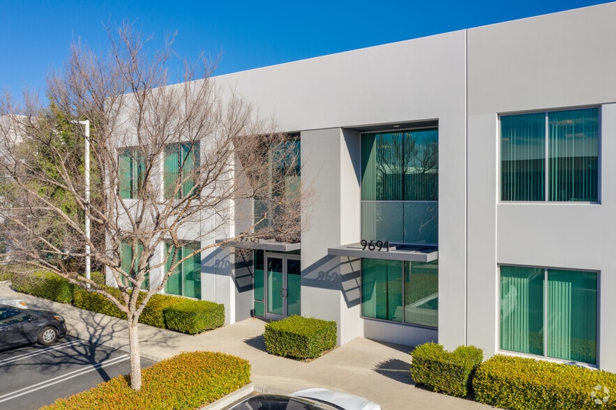 9671-9701 Irvine Center Dr, Irvine, CA for lease - Building Photo - Image 2 of 4