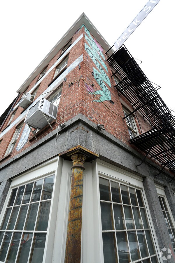 45 Peck Slip, New York, NY 10038